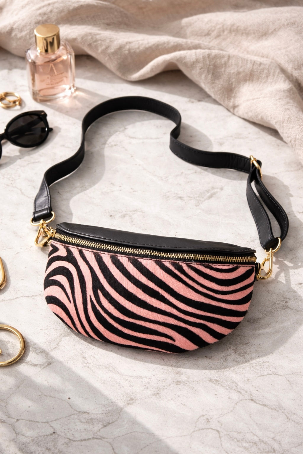 Sac banane en cuir zèbre rose